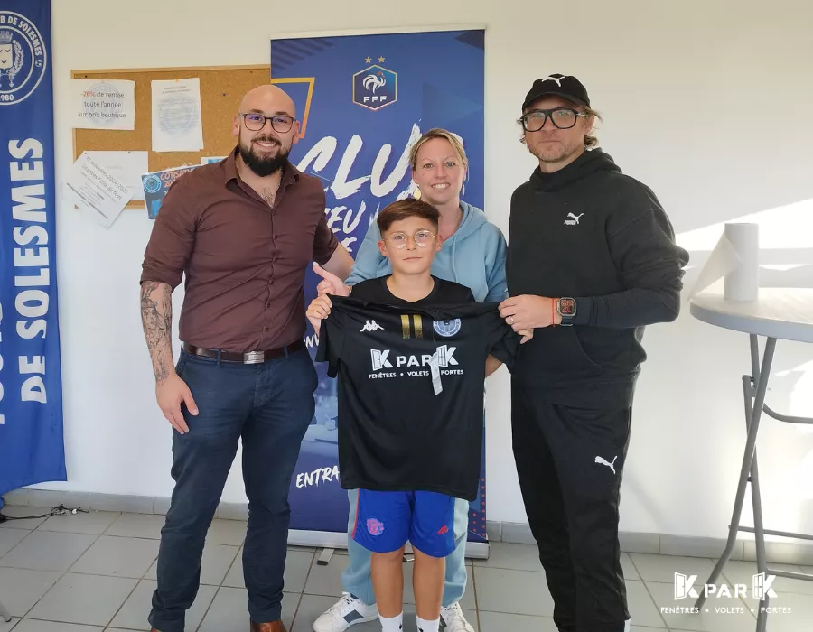 Remise officielle Fc Solesmes présentation maillot avec coach et éducateur