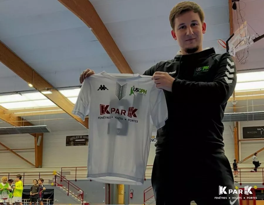 Remise officielle US Grande Presqu'île Handball présentation du maillot par le coach